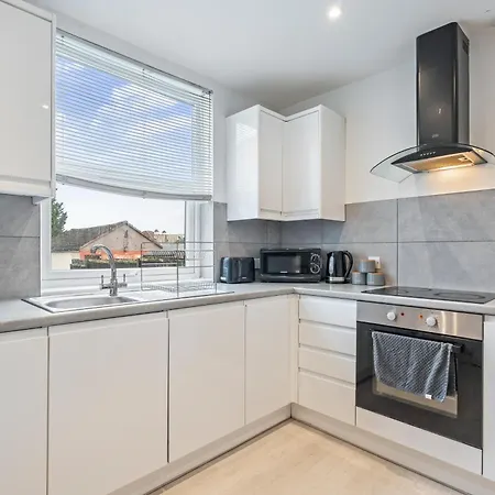 New Spacious 3-bed House, Driveway Parking, Ideal Contractor Hébergement de vacances *