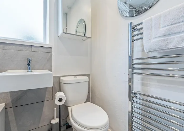 New Spacious 3-bed House, Driveway Parking, Ideal Contractor Бристоль