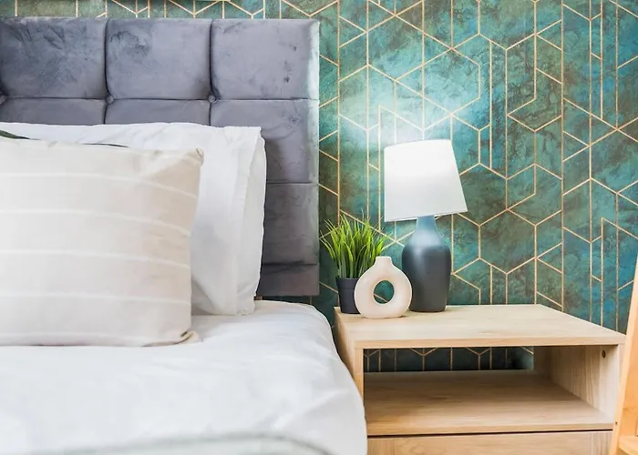 New Spacious 3-bed House, Driveway Parking, Ideal Contractor * Бристоль