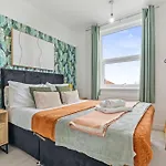 New Spacious 3-bed House, Driveway Parking, Ideal Contractor * Bristol