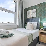 New Spacious 3-bed House, Driveway Parking, Ideal Contractor Holiday home *