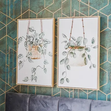 New Spacious 3-bed House, Driveway Parking, Ideal Contractor * Bristol