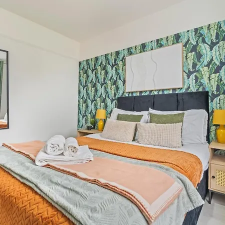 Nyaraló New Spacious 3-bed House, Driveway Parking, Ideal Contractor