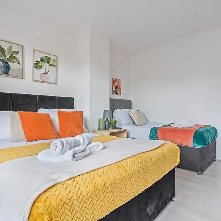 Nyaraló New Spacious 3-bed House, Driveway Parking, Ideal Contractor