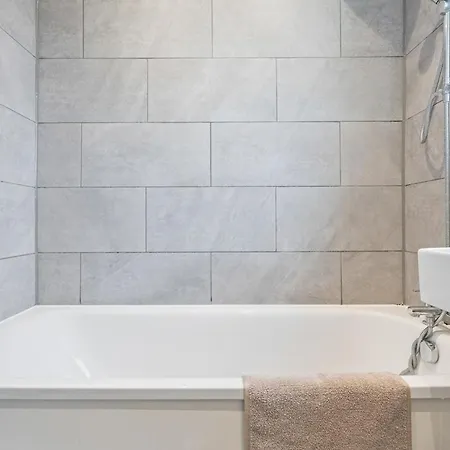 New Spacious 3-bed House, Driveway Parking, Ideal Contractor