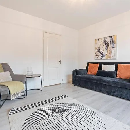 Dom wakacyjny New Spacious 3-bed House, Driveway Parking, Ideal Contractor