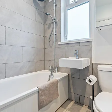 New Spacious 3-bed House, Driveway Parking, Ideal Contractor Bristol