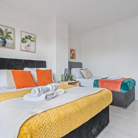 Feriehus New Spacious 3-bed House, Driveway Parking, Ideal Contractor *