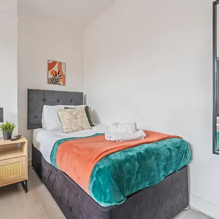 New Spacious 3-bed House, Driveway Parking, Ideal Contractor