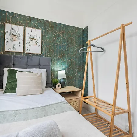 Dom wakacyjny New Spacious 3-bed House, Driveway Parking, Ideal Contractor