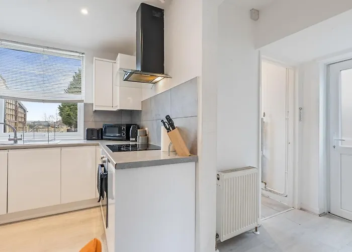 New Spacious 3-bed House, Driveway Parking, Ideal Contractor Bristol