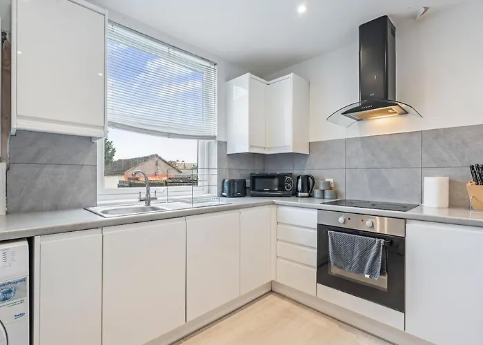 New Spacious 3-bed House, Driveway Parking, Ideal Contractor Bristol