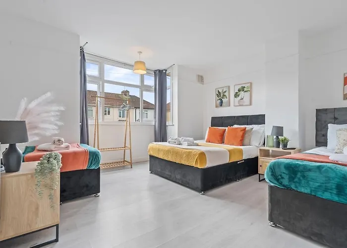 New Spacious 3-bed House, Driveway Parking, Ideal Contractor Nyaraló