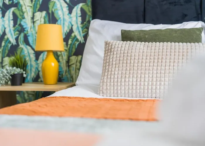 New Spacious 3-bed House, Driveway Parking, Ideal Contractor Nyaraló