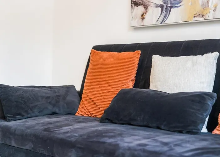 New Spacious 3-bed House, Driveway Parking, Ideal Contractor Nyaraló