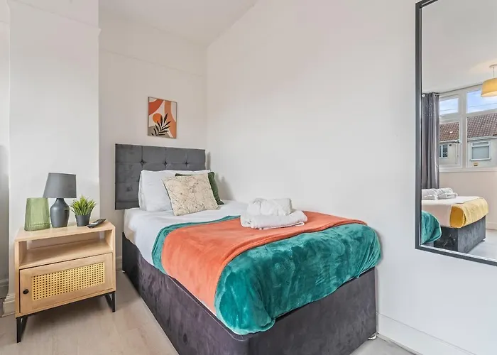 New Spacious 3-bed House, Driveway Parking, Ideal Contractor Nyaraló *