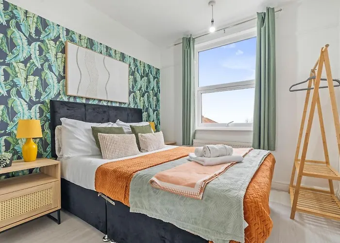 New Spacious 3-bed House, Driveway Parking, Ideal Contractor Nyaraló