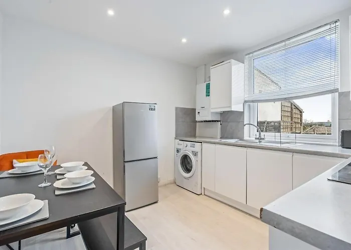 New Spacious 3-bed House, Driveway Parking, Ideal Contractor * Bristol