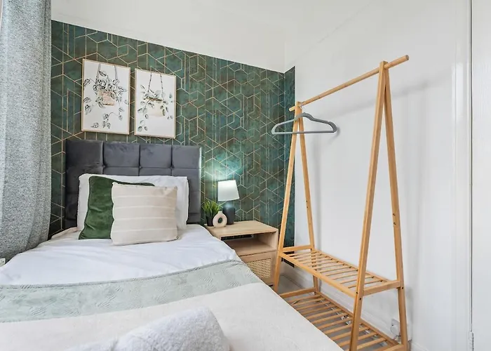 New Spacious 3-bed House, Driveway Parking, Ideal Contractor Nyaraló Bristol