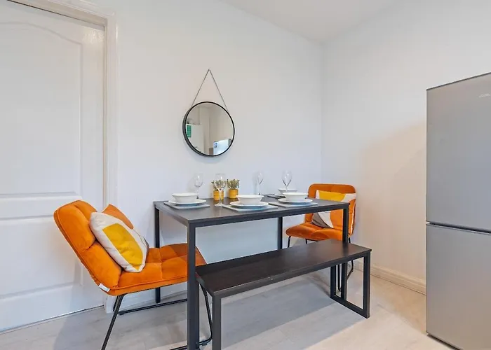 New Spacious 3-bed House, Driveway Parking, Ideal Contractor Nyaraló Bristol