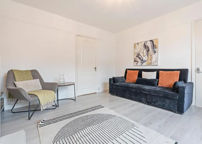 Prázdninový dům New Spacious 3-bed House, Driveway Parking, Ideal Contractor