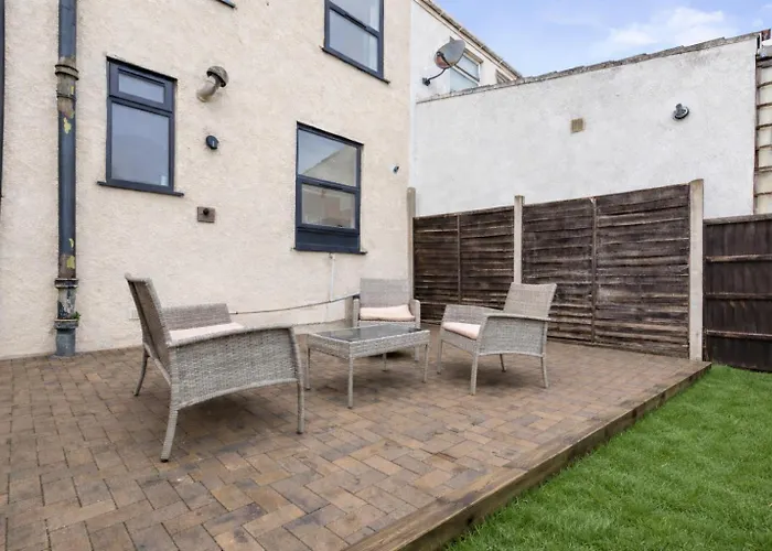 Feriehus New Spacious 3-bed House, Driveway Parking, Ideal Contractor *