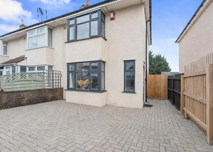 New Spacious 3-bed House, Driveway Parking, Ideal Contractor *