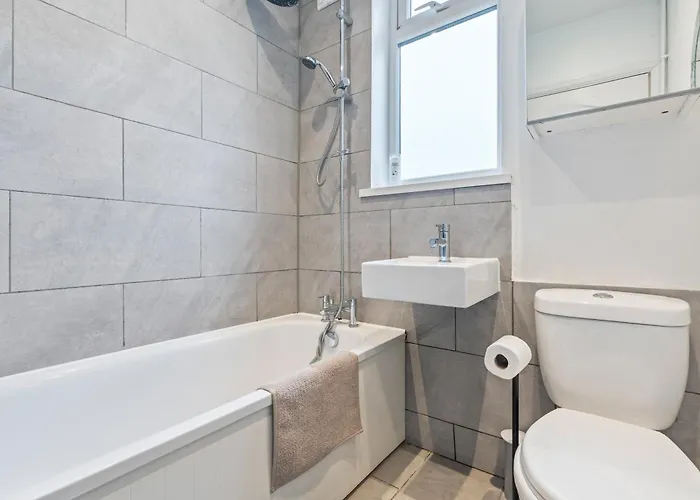 New Spacious 3-bed House, Driveway Parking, Ideal Contractor Bristol