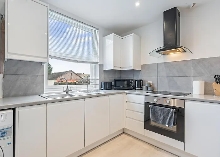 New Spacious 3-bed House, Driveway Parking, Ideal Contractor Feriehus *