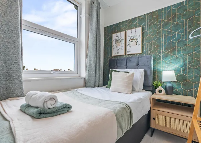 New Spacious 3-bed House, Driveway Parking, Ideal Contractor Feriehus *