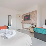 New Spacious 3-bed House, Driveway Parking, Ideal Contractor Holiday home *