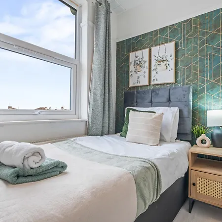 New Spacious 3-bed House, Driveway Parking, Ideal Contractor Feriehus *