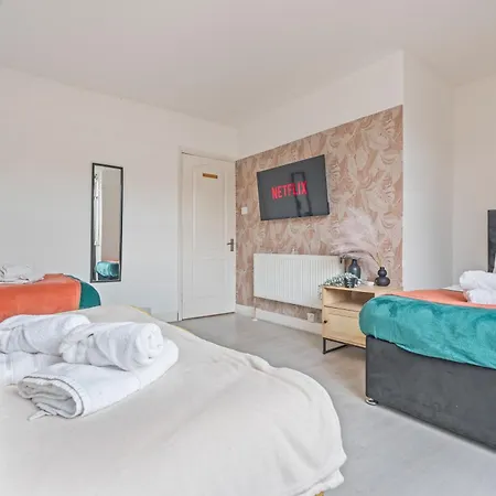 New Spacious 3-bed House, Driveway Parking, Ideal Contractor Holiday home *